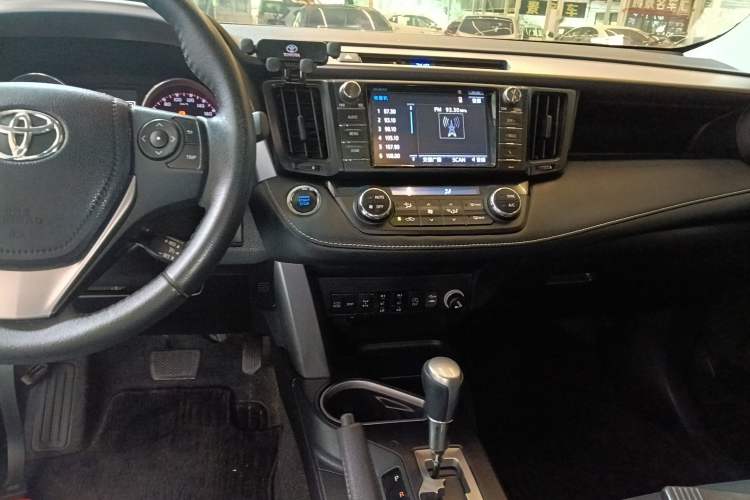 Used Toyota RAV4 2016 2.5L Automatic 4x4 Elite Edition Audio And AC Panel