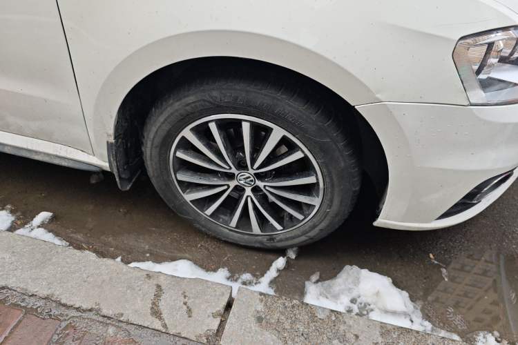 Used Volkswagen Gran Lavida 2014 1.4TSI Automatic Sport Edition Right Front Wheel Hub