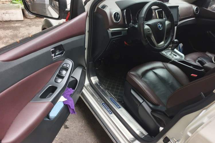 Used Venucia T70X 2015 2.0L CVT SmartFun Sport Edition