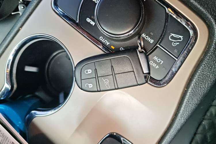 Used Jeep Grand Cherokee 2014 3.0L Comfort Navigation Edition Vehicle Key