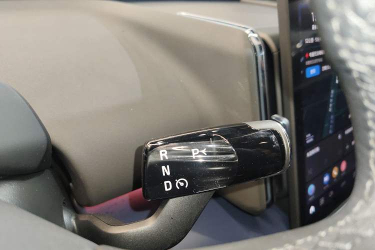 Used Volvo EX30 2025 Rear-Drive Long-Range Plus Model
