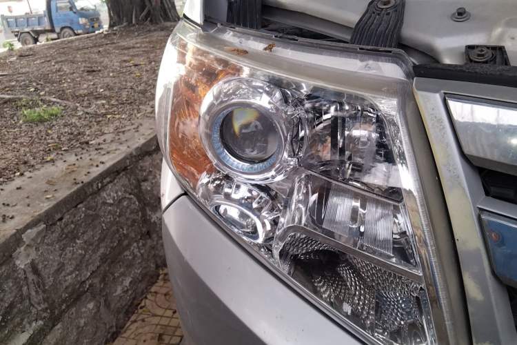 Used Dongfeng Yufeng 2018 2.3TA100 Standard Edition Logistics Vehicle Short Wheelbase Mid-Roof Design 5-9 Seater Powered by WP2.3 Right Front Headlight