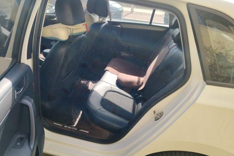 Used Skoda Rapid Spaceback 2014 1.6L Automatic Enjoyment Edition
