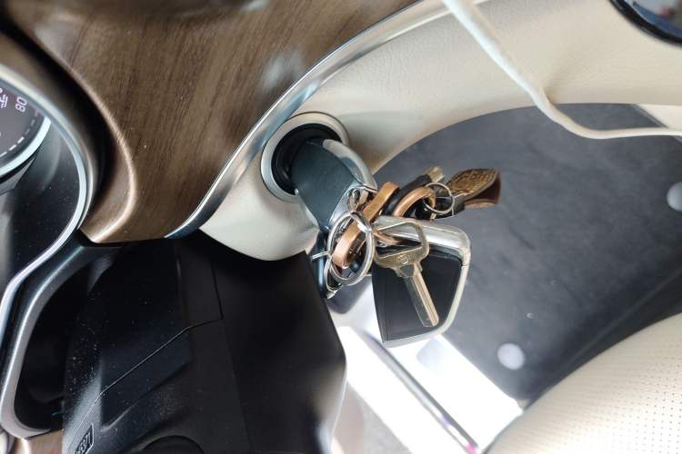 Used Mercedes-Benz V-Class 2021 V 260 L Long Wheelbase Prestige Edition Vehicle Key