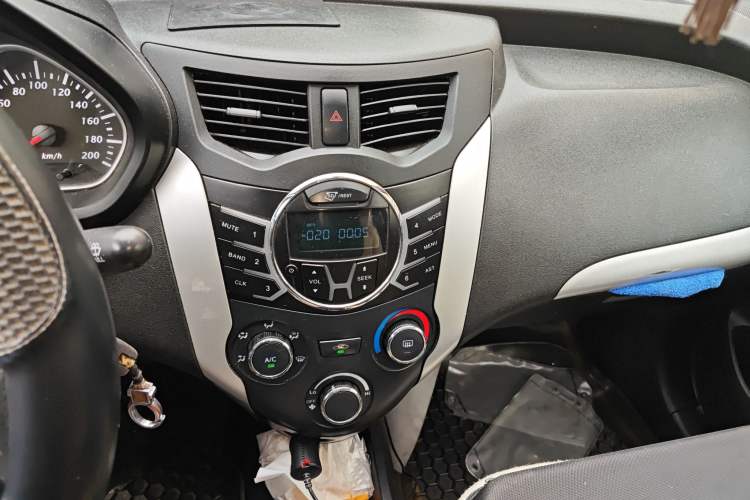 Used FAW Xiali N7 2013 1.3L Manual Luxury Model Audio And AC Panel