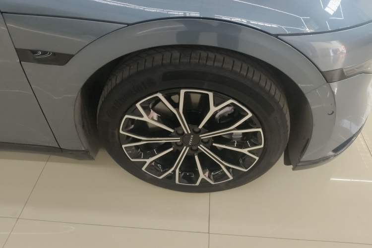 Used Zeekr 007 2024 Rear-Drive Enhanced Version 75 kWh Right Rear Wheel Hub