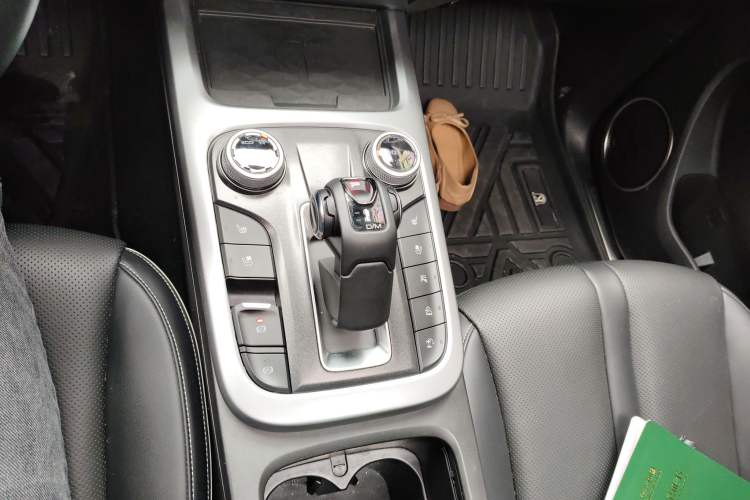 Used Tank 300 2023 City Edition 2.0T—Stylish as Ever Gear Lever