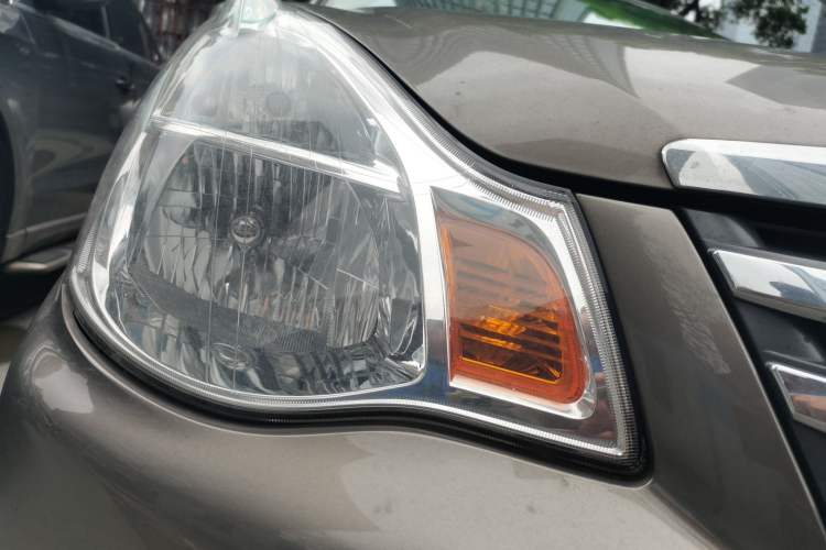 Used Nissan Sylphy 2012 Classic 1.6XE Automatic Comfort Edition Right Front Headlight