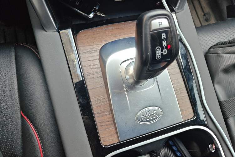 Used Land Rover Discovery Sport 2022 Revised Version 249 PS R-Dynamic S Performance Edition 5 Seats Gear Lever