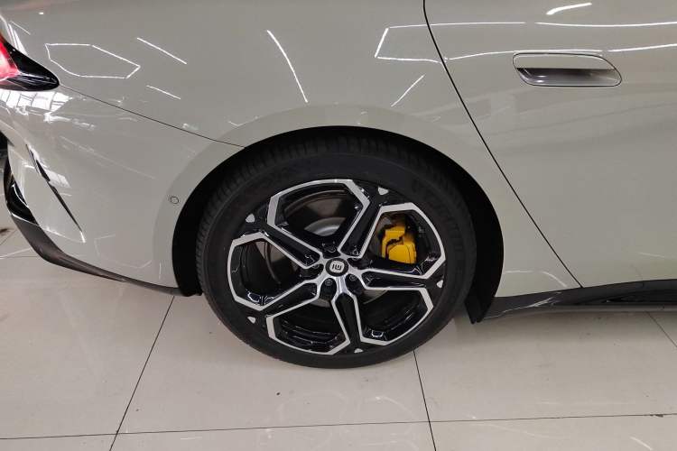 Used Xiaomi Auto SU7 2024 Four-Wheel Drive Ultra-Long Range Advanced Intelligent Driving Max Edition
