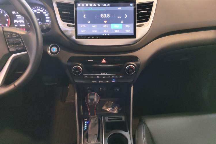 Used Hyundai Tucson 2015 1.6T Dual-Clutch Two-Wheel-Drive Smart Model Audio And AC Panel