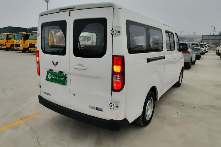 Used Wuling Yangguang 2024 300KM Comfort Version Passenger Van 75kW