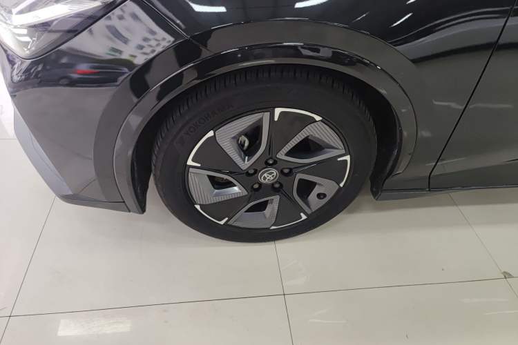 Used Toyota bZ3 2023 517 km Elite PRO Left Front Wheel Hub