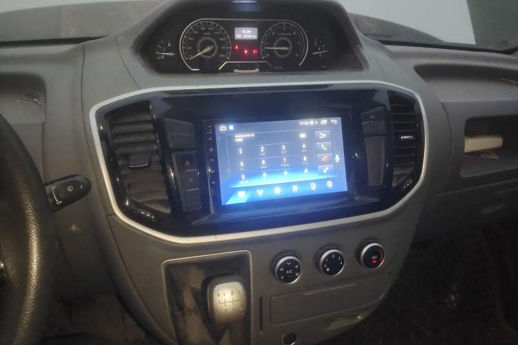 Used SAIC MAXUS Xintu V80 2021 2.0T Manual Classic Aoyuntong Short Wheelbase Ultra-Low Roof 5/6-Seater Audio And AC Panel