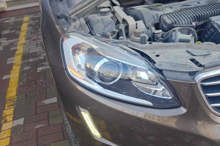 Used Volvo XC60 2015 T5 AWD Smart Drive Edition Right Front Headlight