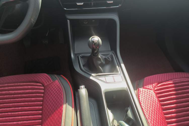 Used Roewe i5 2023 1.5L Manual Comfort Edition Gear Lever