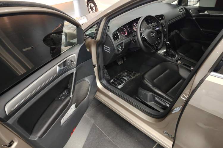 Used Volkswagen Golf 2016 230TSI Automatic Comfort Version
