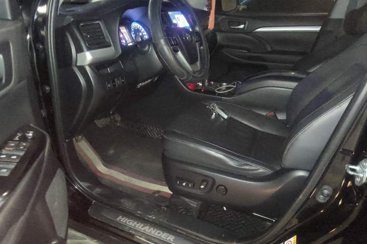 Used Toyota Highlander 2018 2.0T Four-Wheel Drive Luxury Edition 7 Seats China V Emission Standard
