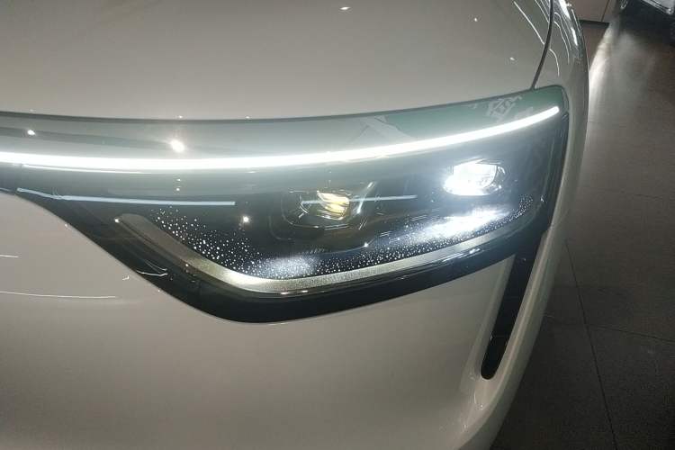 Used Hima AITO M8 2025 Extended-Range Ultra Version 53.4 kWh 6-Seater Edition Left Front Headlight