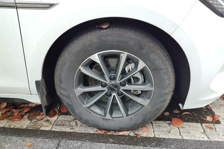 Used BYD Destroyer 05 2024 HONOR Edition DM-i 55KM Luxury Model Right Front Wheel Hub