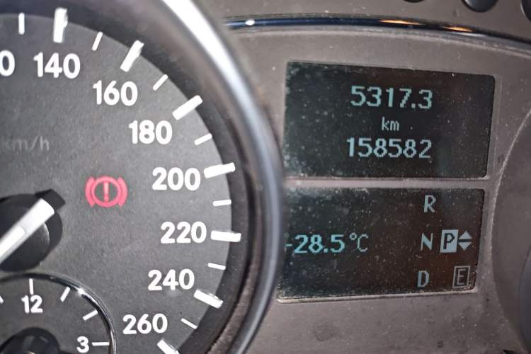 Used Mercedes-Benz R-Class 2014 R 320 4MATIC Luxury Model Odometer Close Up