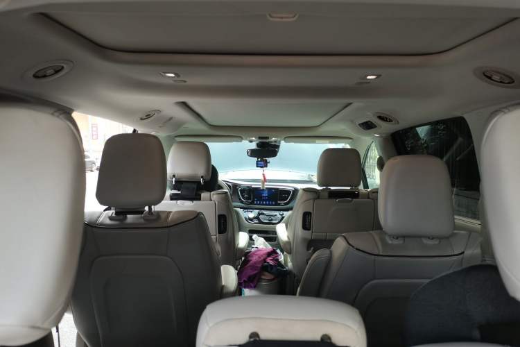 Used Chrysler Grand Voyager 2017 3.6L Premium Edition Headliner