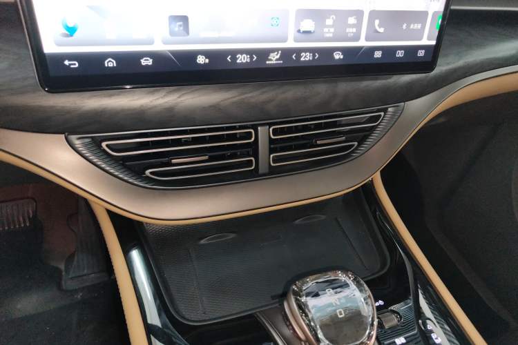 Used Denza D9 2022 DM-i 1040 Prestige Model
