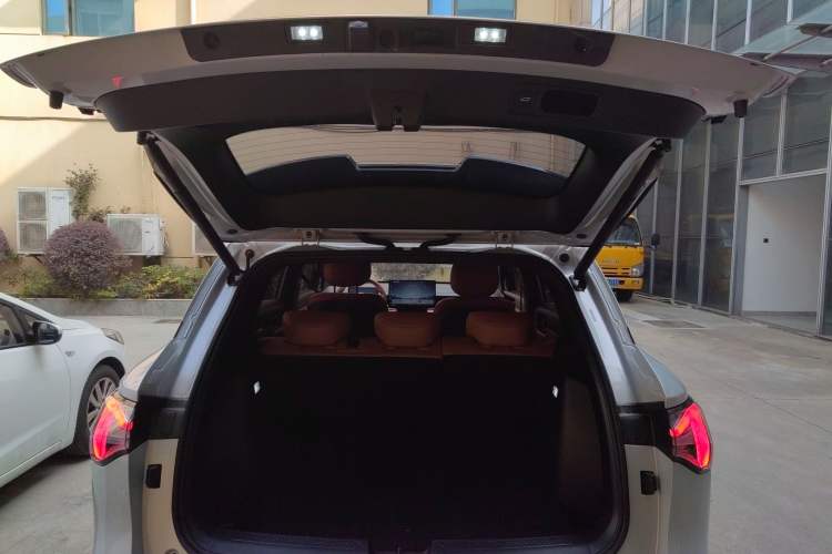 Used Wuling Xingguang S 2025 Model 510 km Flagship Version Trunk