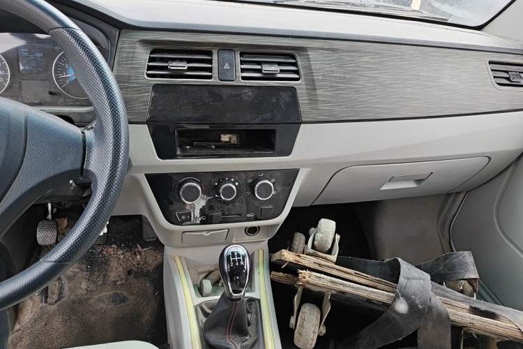 Used Jinbei Hiace X30 2023 1.5L Wealthy-Style Passenger Van 5/6/7-Seater Non-Air-Conditioned Version SWC15M Audio And AC Panel