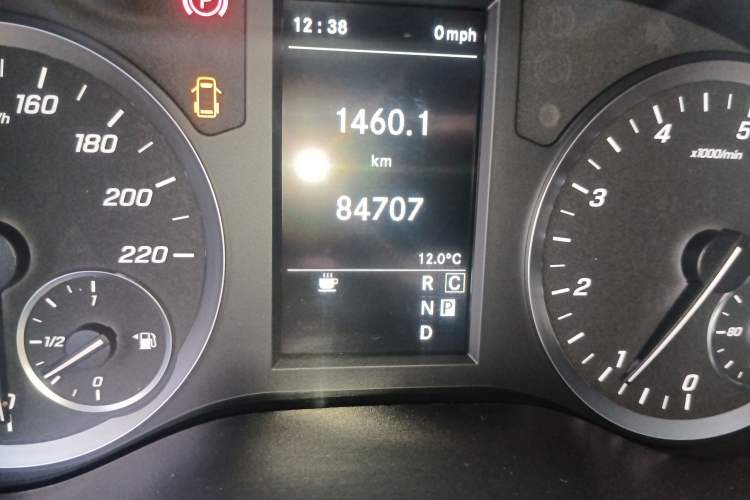 Used Mercedes-Benz Vito 2021 2.0T Elite Version 7 Seats Odometer Close Up