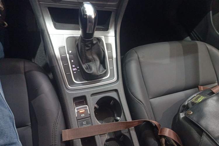 Used Volkswagen Golf 2016 1.6L Automatic Fashion Model