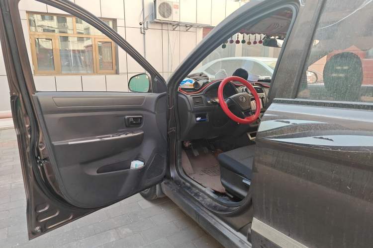 Used Dongfeng Fengon 330 2014 1.5L Manual Utility Version DK15 Driver Seat