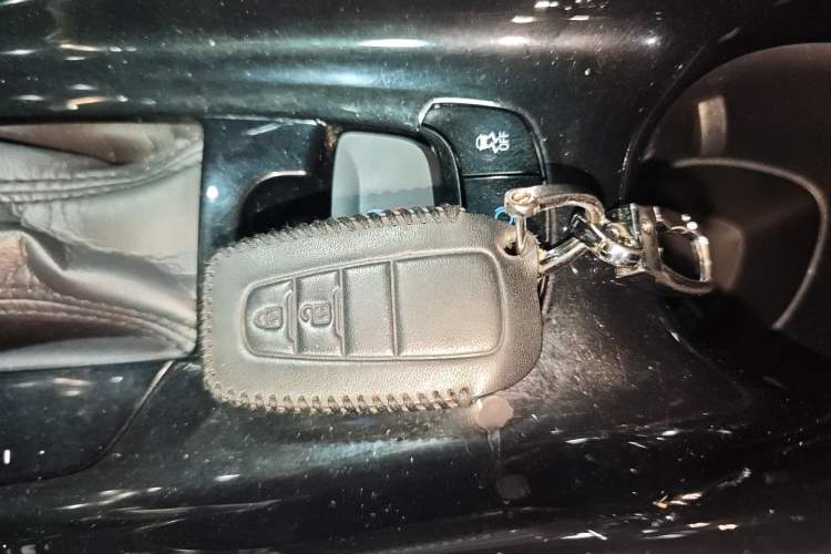 Used Toyota C-HR 2018 2.0L Leading with Sunroof China VI Standard Vehicle Key