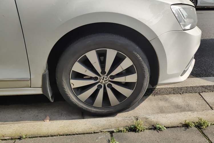 Used Volkswagen Sagitar 2018 1.6L Automatic Comfort Model Right Front Wheel Hub