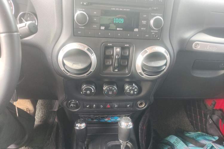 Used Jeep Wrangler 2017 3.6L Rubicon Four-Door Comfort Edition Audio And AC Panel