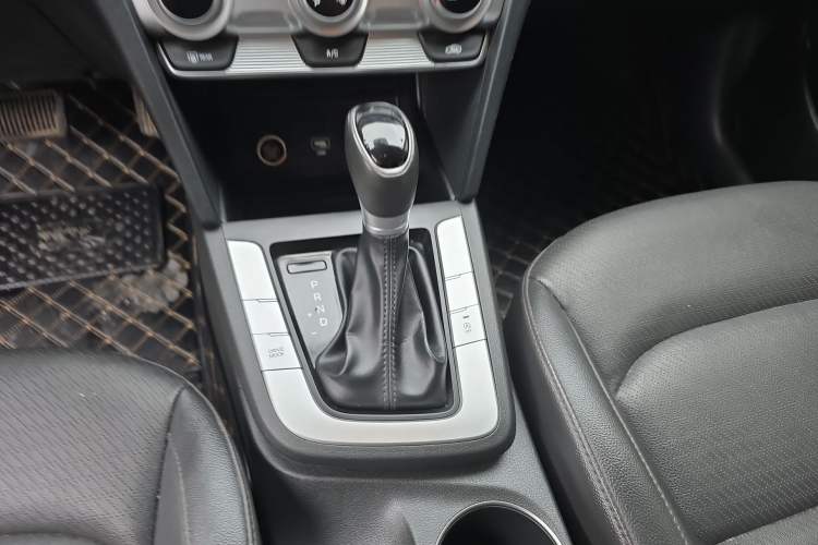Used Hyundai Elantra (6th Generation / Lingdong) 2019 1.5L CVT ZhiXuan – Elite Version Gear Lever