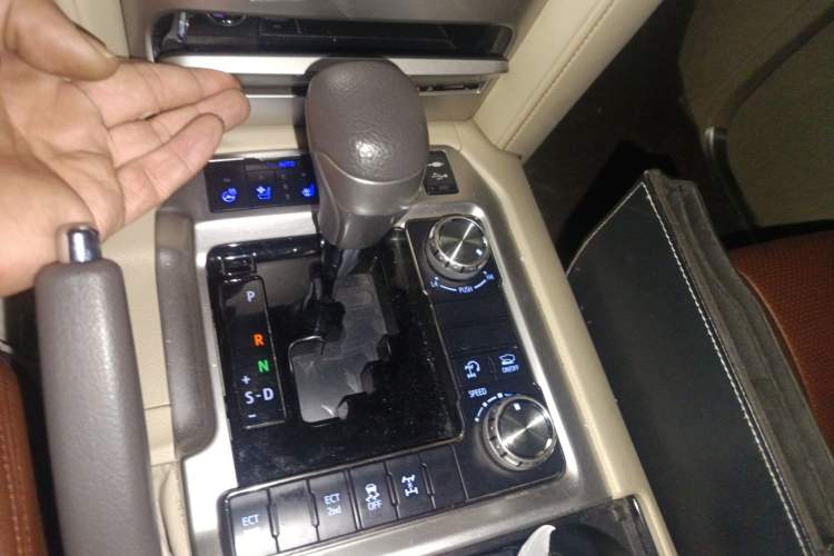 Used Toyota Land Cruiser 2018 4.0 GX-R Eight Cylinders No Winch Outboard Mount Middle East
