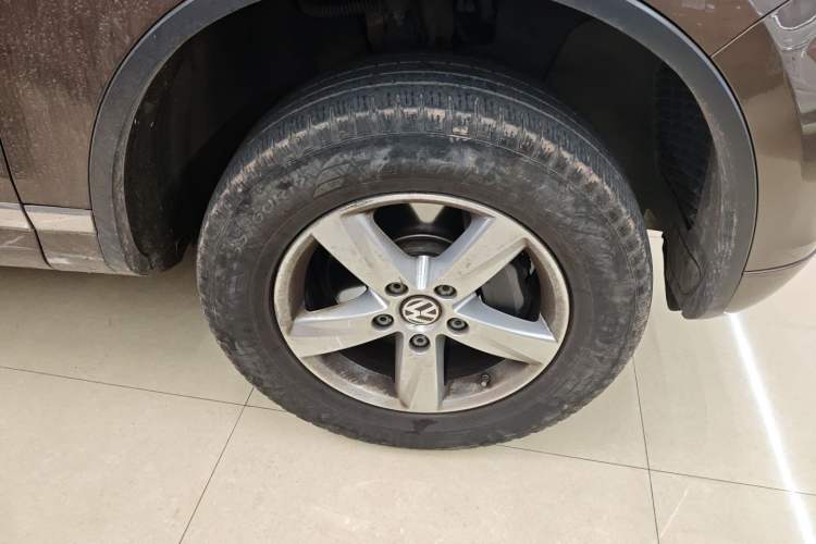 Used Volkswagen Touareg 2011 3.0 TDI Diesel Comfort Version Right Front Wheel Hub