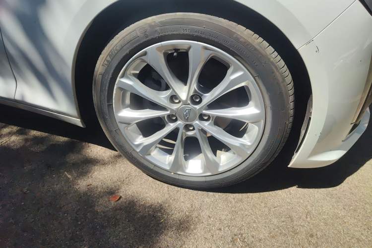 Used Cadillac CT5 2021 Revised 28T Luxury Version Right Front Wheel Hub