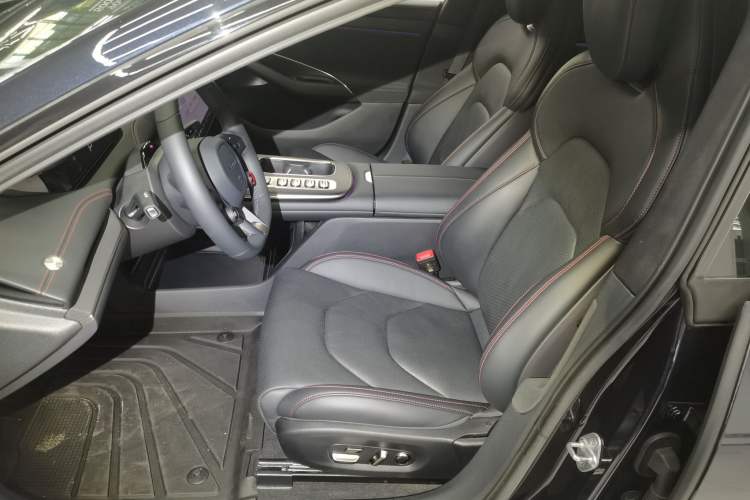 Used Xiaomi Auto SU7 2024 Four-Wheel Drive Ultra-Long Range Advanced Intelligent Driving Max Edition
