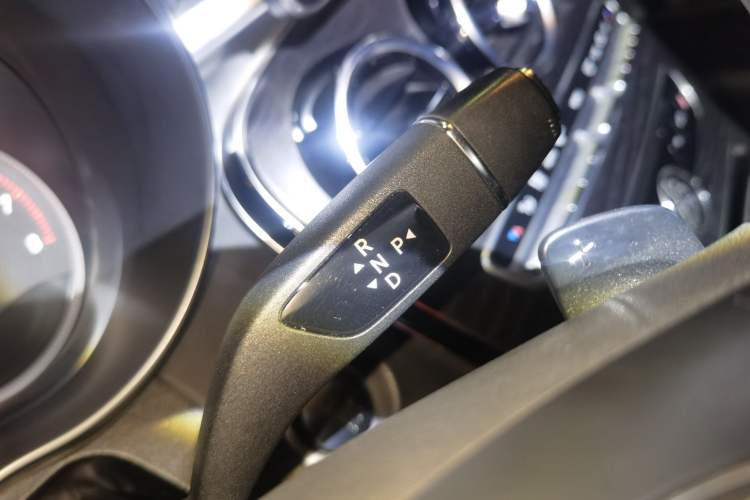 Used Mercedes-Benz C-Class 2015 Restyled C 180 L Sport Edition Gear Lever