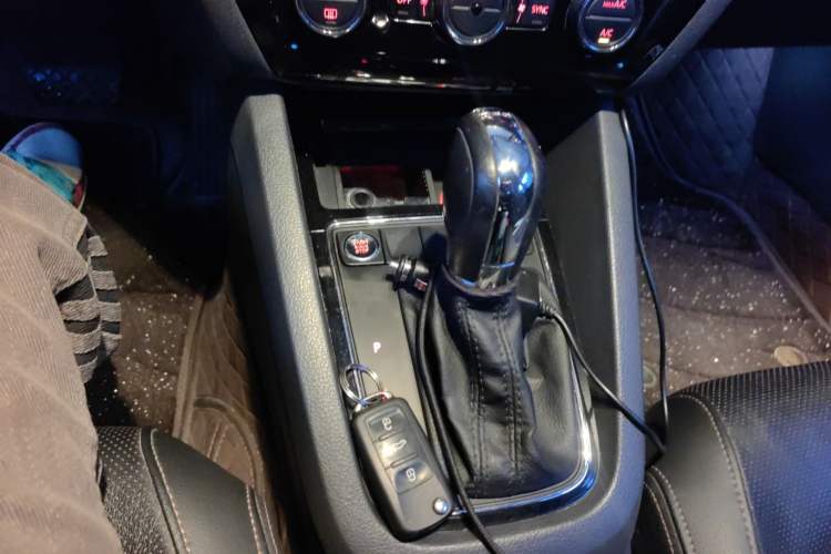 Used Volkswagen Sagitar 2015 230TSI Automatic Luxury Model Gear Lever