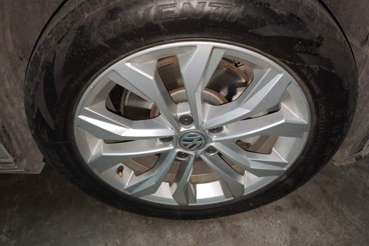 Used Volkswagen Magotan 2018 330TSI DSG Luxury Model Right Front Wheel Hub