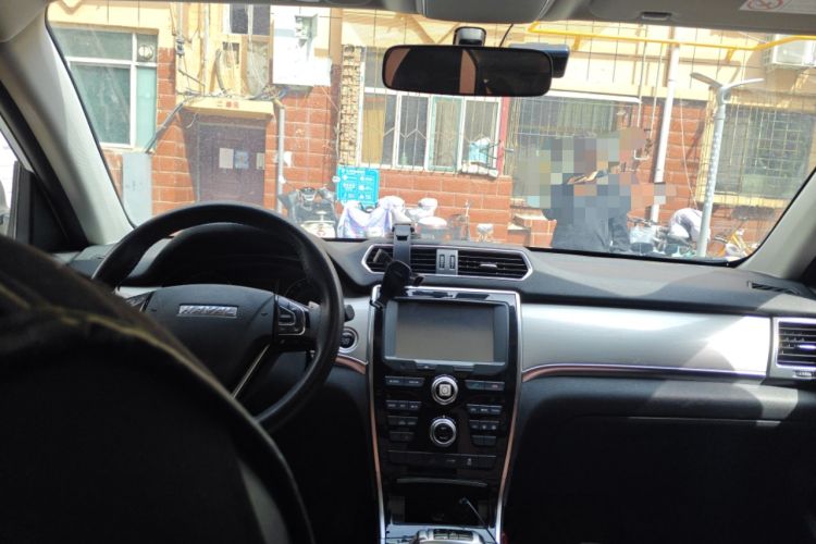 Used Haval H2 2018 Chuanxiang Edition 1.5T Dual-Clutch Two-Wheel Drive Fashion Model China V Standard Center Console