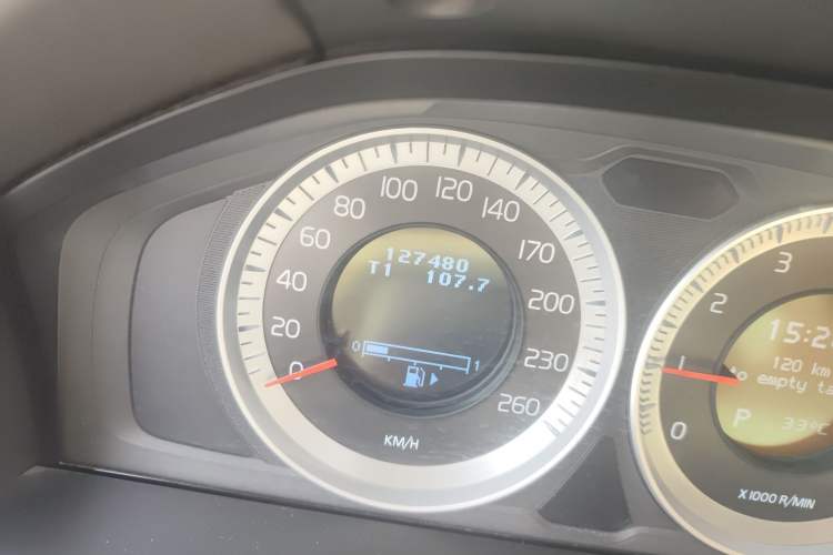 Used Volvo XC60 2012 T5 Comfort Edition Odometer Close Up