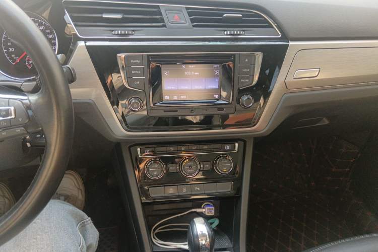 Used Volkswagen Touran 2016 Volkswagen Touran L 280TSI DSG Comfort Edition Audio And AC Panel