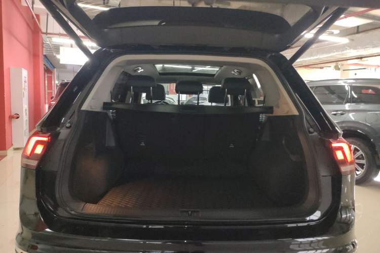 Used Volkswagen Tiguan L 2025 Model Outstanding Version 330TSI Automatic Two-Wheel Drive R-Line Longyao Edition
