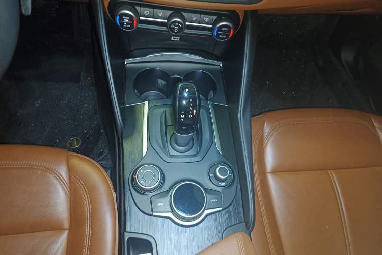 Used Alfa Romeo Giulia 2017 2.0T 280HP Luxury Edition Gear Lever