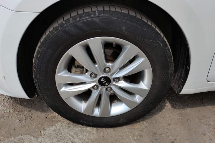 Used Kia K4 2014 1.8L Automatic GLS Left Front Wheel Hub
