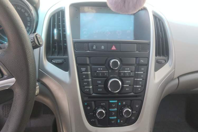 Used Buick GT 2012 XT 1.6L Automatic Comfort Edition Audio And AC Panel